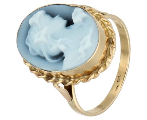 No reserve - 14K Yellow gold ring set with a cameo with a profile portrait of a lady. Set with a cameo in molded glass (appro