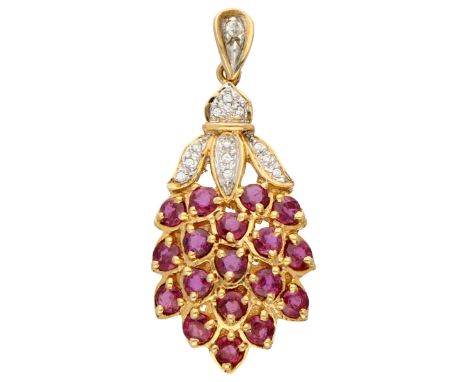 No reserve - 14K Yellow gold pendant bunch of grapes with ruby ​​and diamond. Set with 14 brilliant cut diamonds (VS-SI / I-J