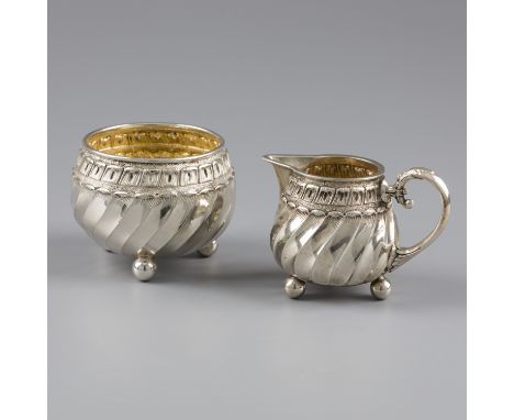 No reserve - 2-piece cream set silver. Beautiful set made with twisted shapes. Equipped with soldered ball feet and handle. G