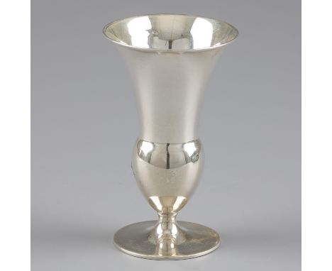 No reserve - Flower vase silver. Model on foot with flared edge. The Netherlands, Zeist, Gerritsen &amp; van Kempen, 1938, ha