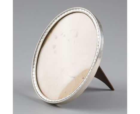 No reserve - Photo frame silver. Oval standing model with silver rim, glass front and wooden back. The Netherlands, Schoonhov