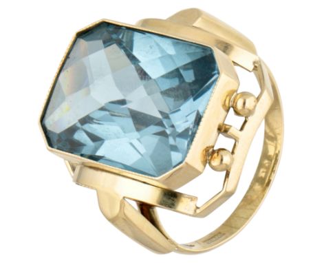 No reserve - 14K Yellow gold ring set with a synthetic spinel. Set with a mixed cut synthetic spinel (approx. 18 x 12.5 mm). 