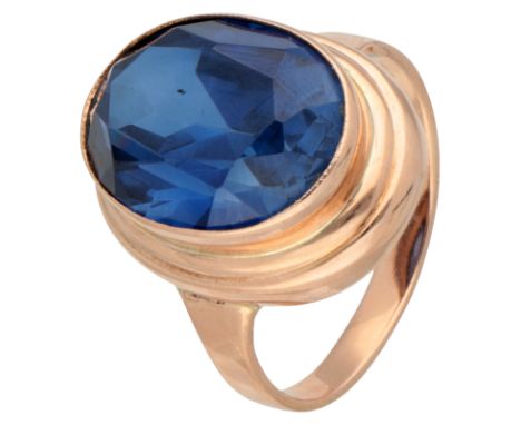 No reserve - 14K Rose gold vintage ring set with synthetic sapphire. Oval faceted synthetic sapphire (approx. 15.5 x 11.5 mm)