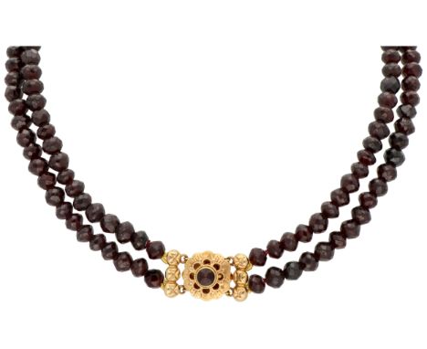 No reserve - Double-row vintage garnet necklace with 14K yellow gold lock. Ø Garnets: approx. 6.0 - 6.5 mm. In good condition
