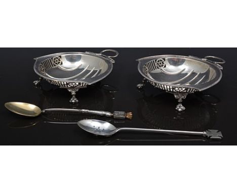 Pair of silver sweet meat dishes, Birmingham 1947, shallow bowls, lightly scalloped and pierced, with ring handles, webbed fe