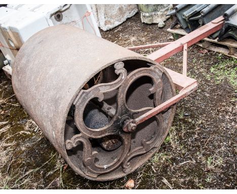 Large Coalbrookdale cast iron roller, No. 30, width 91cm.