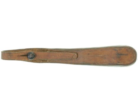  Birnenförmiger Lederkörper aus mehereren Lagen Sattelleder zusammengefügt. Anhängeschlaufe mit Doppelknopf, Abnahmestempel "