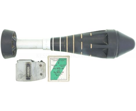  Exerziergranate Ex-WG.44, Kopf aus schwarzem Gummi, weisse Querstreifen, Alurohr mit Stabilisationsring aus Gummi. Magazin f
