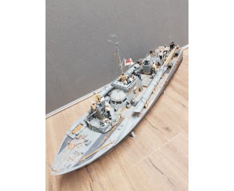 MODEL ROYAL NAVY VOSPER 72 6 MTR BOAT PLUS CREW