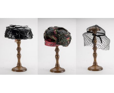 Christian Dior licence chapeau, toque en plume de paon verte ornée de quelques plumes roses et vertes pomme surmontées de str