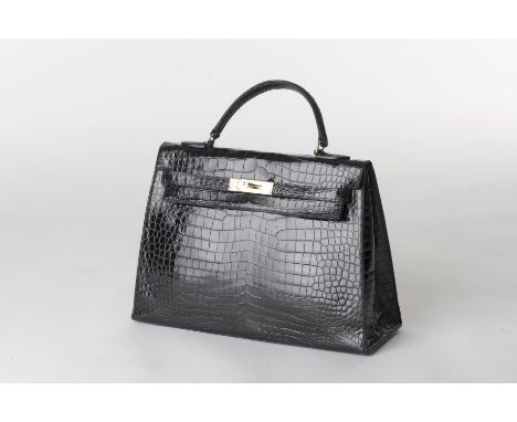 Hermès Paris, sac Kelly en crocodile d'estuaire noir brillant (Crocodylus porosus) II/B. Garniture métal plaqué or. Circa 197