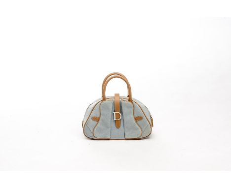 Christian Dior, sac façon denim en cuir beige, garniture en métal argenté, intérieur en textile vert anis.17x27.5 cm. Conditi