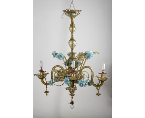 Lustre de Murano à 4 feux en verre couleur caramel à décor de coupelles roses, roses bleues et feuillages jaunes.H. 85 cm & D
