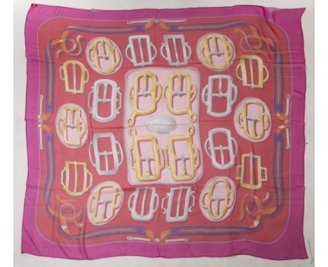 Hermès Paris, châle mousseline en soie, "Bouclier d'attelage" rose vif - rouge - orange.140x140 cm.  Condition: dans sa boîte