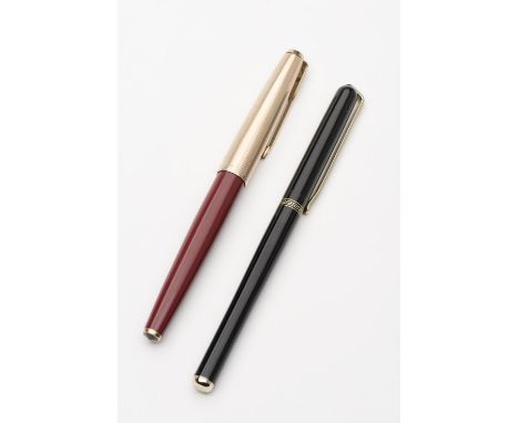 Stylo à bille en laque de Chine Waterman modèle Elysée.L. 13.7 cm.Porte-plume Parker 61, plaqué or. Boîte d'origine. L. 13.4 