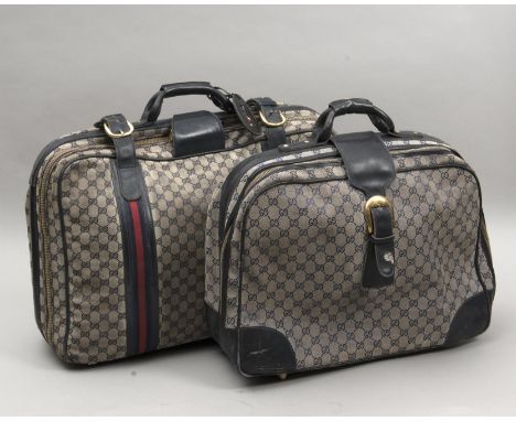 Ensemble Gucci composé d'une valise souple en toile enduite monogrammée et pécari bleu marine, bandes vert/rouge dans le prol
