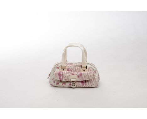 Christian Dior, sac baguette en toile crème à motifs floraux roses et au monogramme, simili cuir verni.H. 13x31.5 cm. Conditi