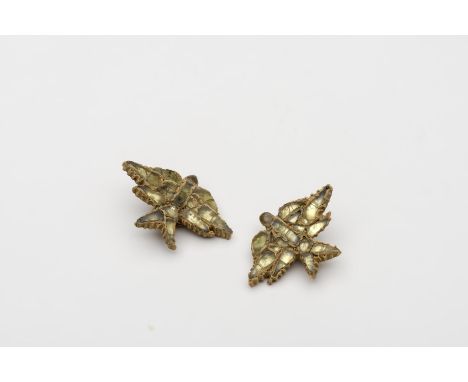 Line Vautrin (1913-1997), paire de boucles d'oreilles en talosel jaune incisé et incrustations de verre vert représentant deu