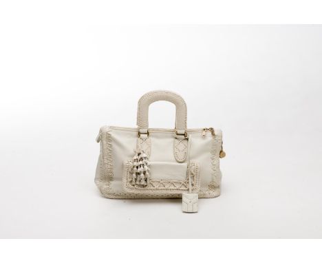 Yves Saint Laurent, sac tissu et cuir crème. Porté main.H. 21.5x33.5 cm. Condition: quelques petites taches avec ses clés.Vin