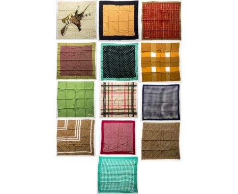 Balenciaga Paris, ensemble de treize carrés en soie à décors géométriques ou abstraits.85x83 cm. Condition: taches.Vintage Vi