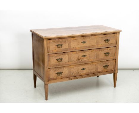 Commode Directoire en placage de noyer et liseré de marqueterie, 3 tiroirs, pieds fuseaux, plateau marqueté au liseré strié. 