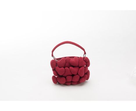Moschino jeans, sac porté main en feutrine rouge à décor de petits cœurs cousus en relief.H. 20x20 cm.Vintage VintageVintage 