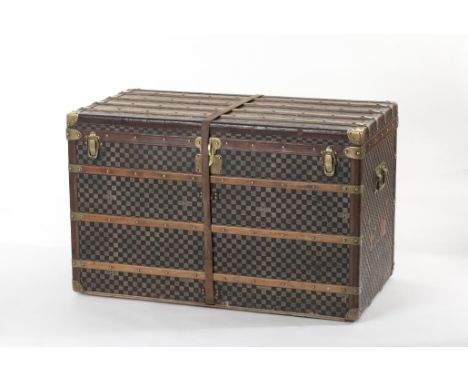 Louis Vuitton, malle en bois à recouvrement de cuir à motif damier, renforts en laiton, traverses en bois et bordures en cuir