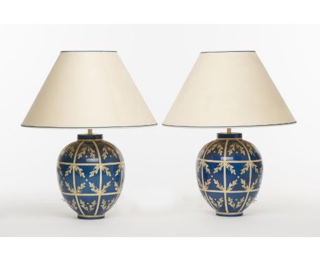 Louis Drimmer, paire de lampes en faïence à décor de rubans et feuilles de chêne en jaune craquelé sur champ bleu. Signée ver