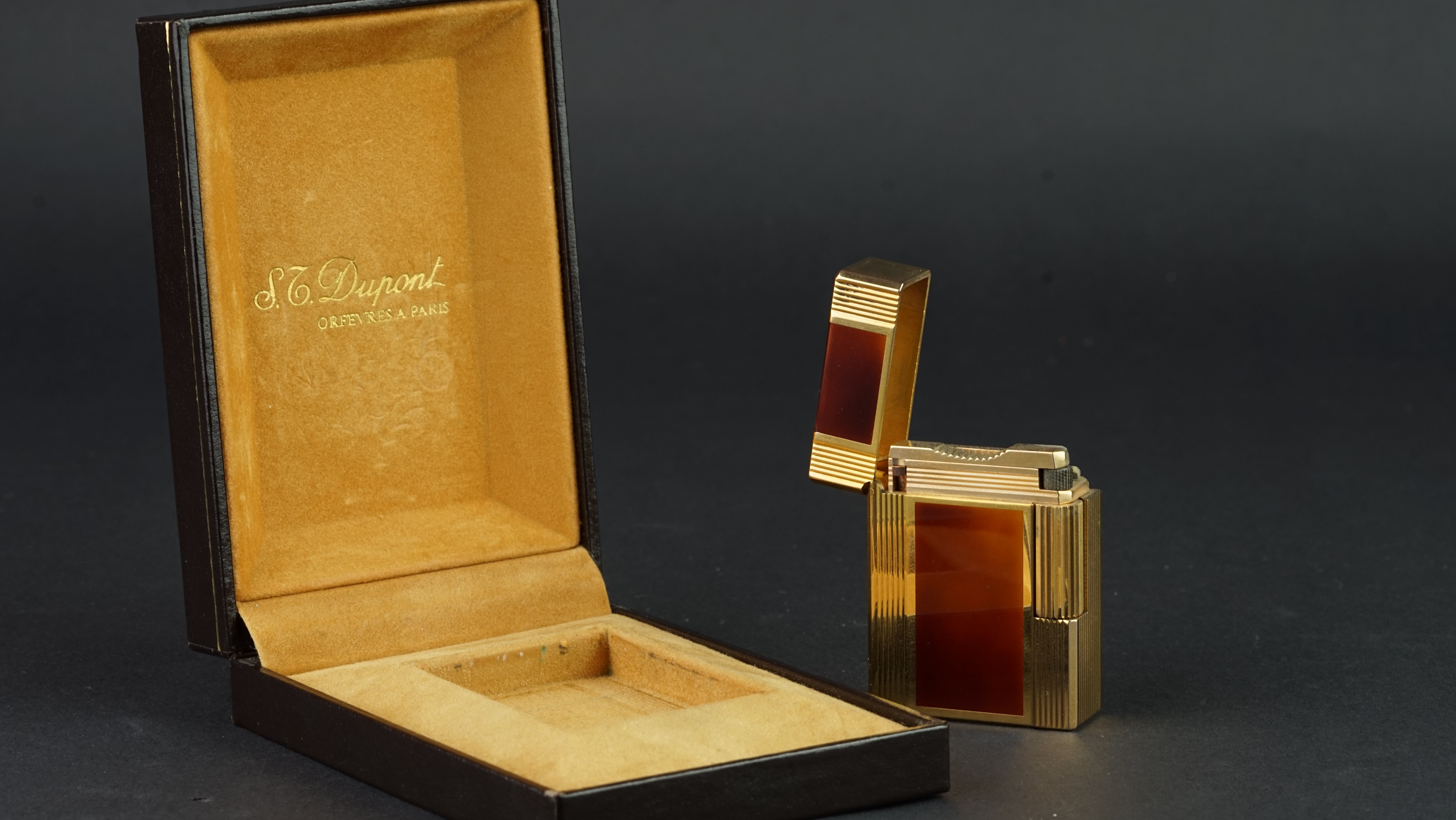 ST DUPONT LIGHTER W/ BOX, g/p and lacquer lighter comes with box.