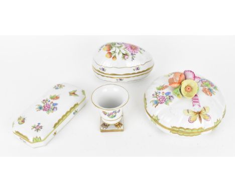 A small collection of Herend porcelain in the 'Queen Victoria' pattern, to include a circular lidded box with floral finial, 