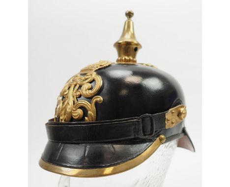 Baden: Pickelhaube für Mannschaften der Polizei.Schwarze Lederglocke, goldenes Wappen, Kreuzplatte mit Nieten und Spitze, mit