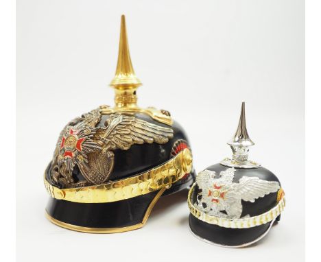 Baden: Miniatur-Pickelhaube für Generale - Großherzog Friedrich von Baden.Schwarzer Fiber Korpus, silbernes Emblem mit aufgel