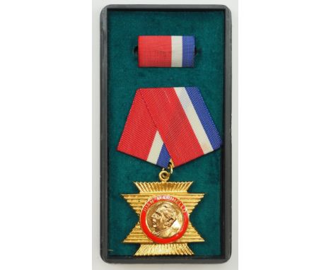 Kuba: Orden "Juan Marinello", im Etui.Vergoldet, das Avers Medaillon mit emailliertem Ring, das Reversmedaillon versilbert, a