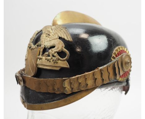 Baden: Helm für Kommandanten der Feuerwehr - um 1920.Schwarze Lederglocke, goldener Kamm, goldenes Wappen, ungekrönt, mit Sch
