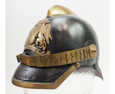 Baden: Helm für Kommandanten der Feuerwehr - um 1870.Schwarze Lederglocke, goldener Kamm, goldenes Wappen,  mit Schuppenkette