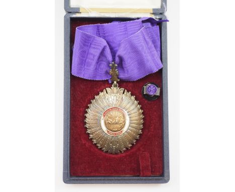 Peru: Verdienstorden, Komtur, im Etui.Silber vergoldet, das Medaillon teilweise emailliert, rückseitig CASA NACIONA DE MONEDA