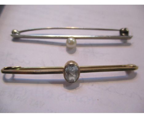 Two 9ct gold stick brooches, in white set with a pearl and the other an aquamarine, 3.9g 