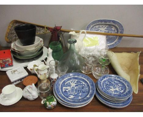 A quantity of early to late 20th century household items to include early 20th century Staffordshire blue and white oriental 