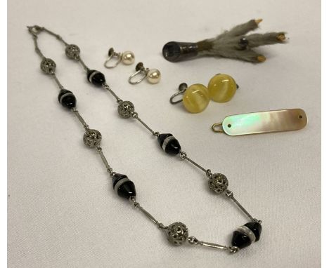 A collection of assorted vintage jewellery items to include a mother of pearl hair clip.  Together with a white metal and gla
