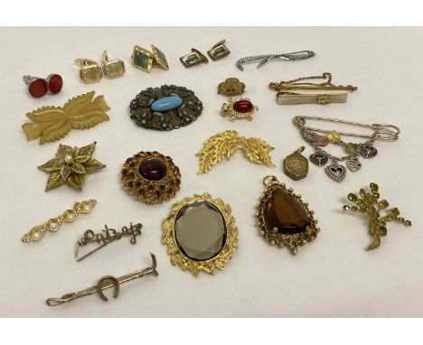 A collection of vintage jewellery brooches, pendants, cufflinks and tie pins.  To include stone set, early plastic and floral