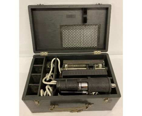 A boxed vintage opticians Lister Hand Lamp 948/411 by Theodore Hambline, London.  Original label to inside of box lid and nam