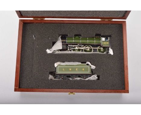 Bachmann boxed 00 Gauge 31-705 LNER green Class B1 1306 'Mayflower' Locomotive and Tender,  in original wooden presentation b
