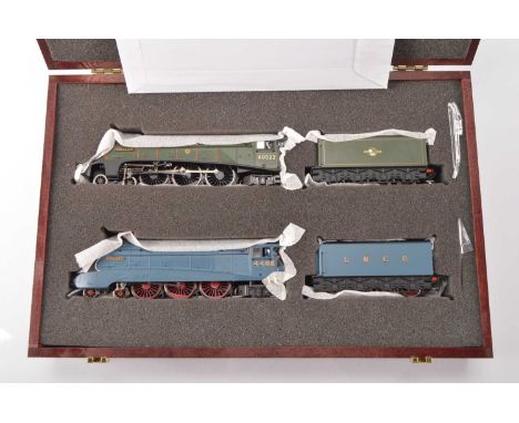 Bachmann boxed 00 Gauge 31-961 Mallard Ltd Edition Locomotive and Tender Twin Set, comprising LNER blue 4468 and BR green 600