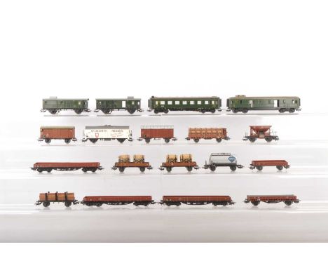 Boxed Vintage Marklin HO Gauge 3-rail German Rolling Stock (18),  green coaching stock including bogie 346/1 coach and 346/4 