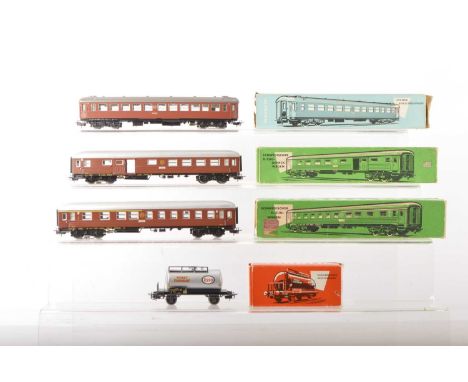 Vintage Marklin HO Gauge 3-rail Swedish (SJ) Coaching Stock and Tank Wagon (4),  comprising green-boxed D-zug tinplate coach 