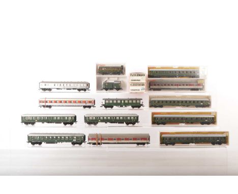 Fleischmann HO Gauge Boxed and unboxed DB green and other coaches (16), 1502, 5600, 5603. 5604, 5609, green coaches all boxed