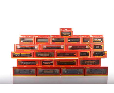 Hornby 00 Gauge boxed Railfreight Hoppers and other wagons (24), R6287A, B & C Mainline blue YGB Seacow Hoppers, B and C (bot