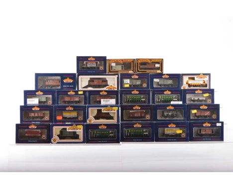 Bachmann boxed 00 Gauge mixed Goods Rolling Stock (26), including 33-127A Grainflow Bulk Grain wagons (4), Maltsters Grain wa