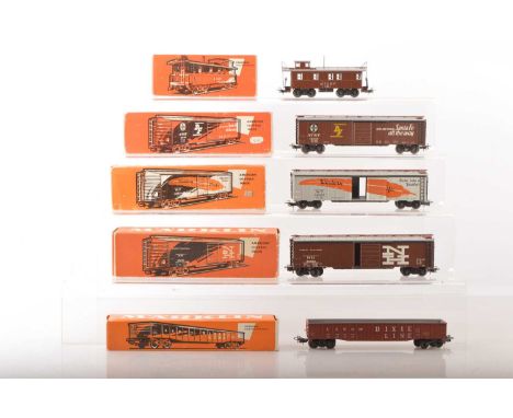 Vintage Marklin HO Gauge 3-rail American Freight Stock (5),  an AT&SF Caboose ref 4570, box cars 4571 Western Pacific, 4572 S