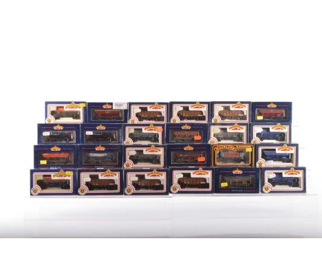 Bachmann boxed 00 Gauge Hopper and Bulk Grain Wagons (24),  31-125A 35T Bulk Grain chocolate brown (6), Hoppers, 46T Mainline